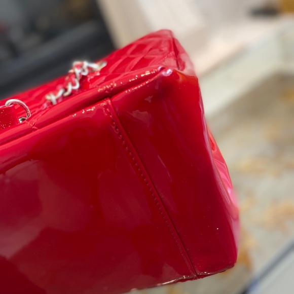 Beautiful Chanel red patent leather tote - Picture 4 of 7